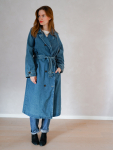 Allie denim look trenchcoat fra LÉ MOSCH, skøn klassisk blå trenchcoat, anvendelig og anderledes trenchcoat i denimlook,