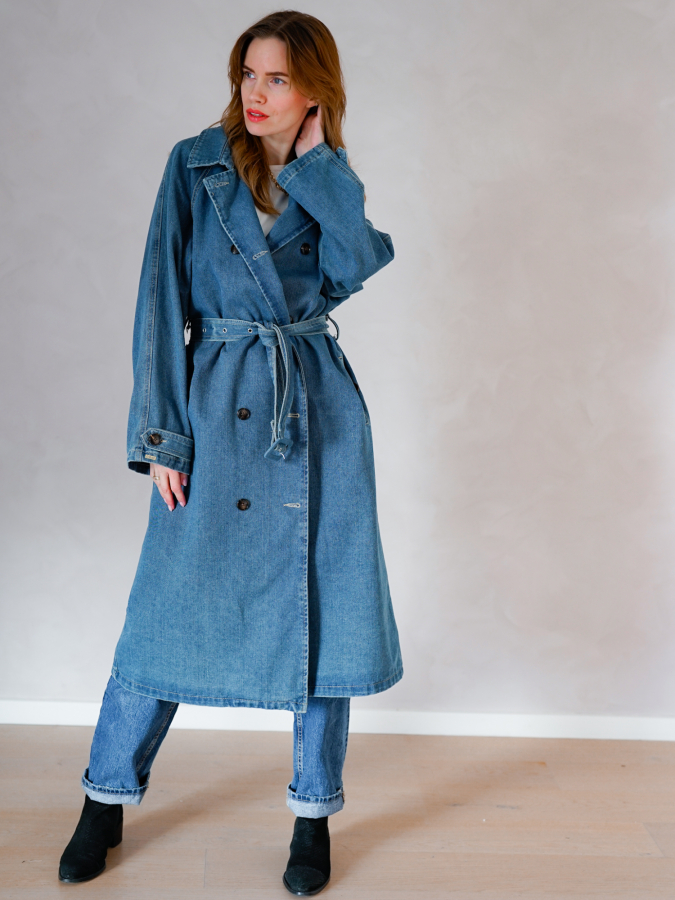 Allie denim look trenchcoat fra LÉ MOSCH, skøn klassisk blå trenchcoat, anvendelig og anderledes trenchcoat i denimlook,