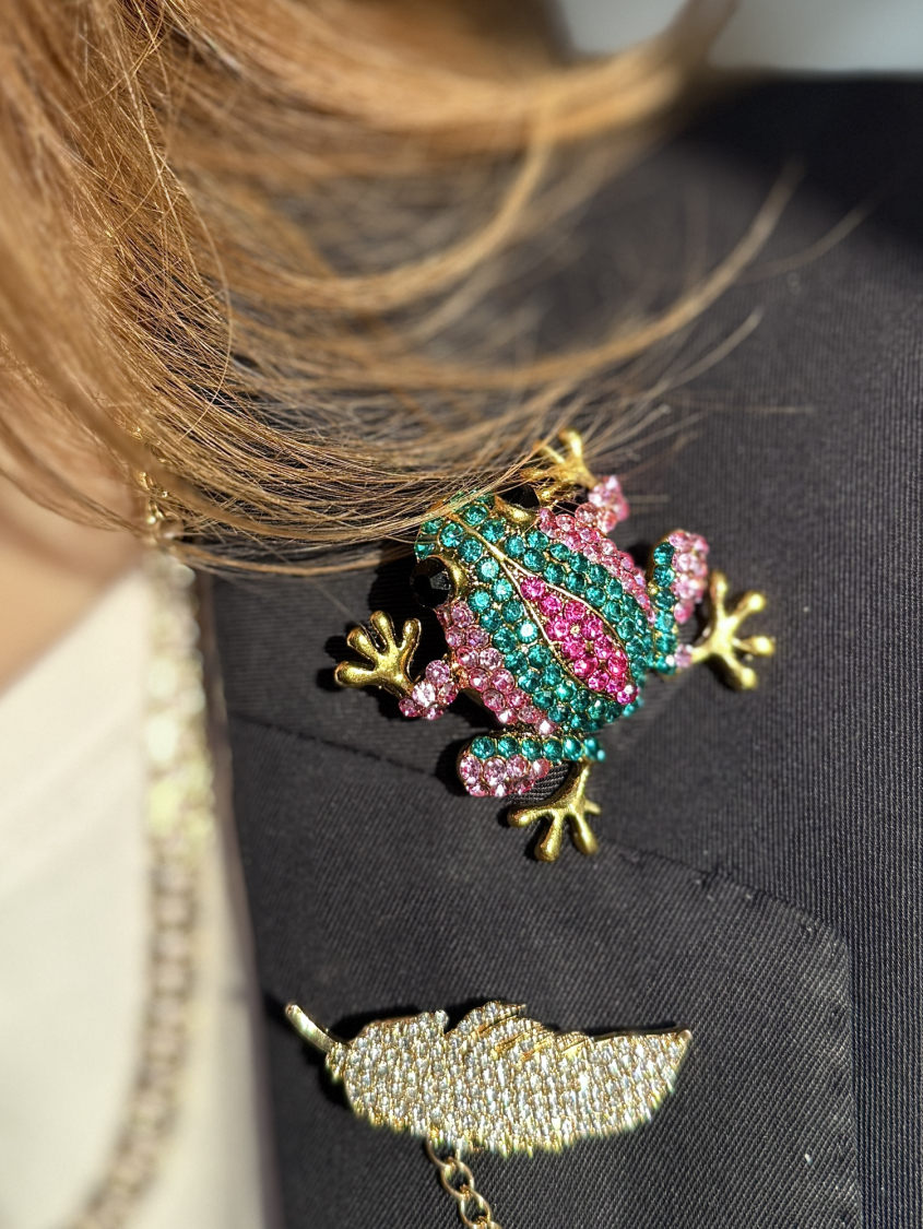 Broche med farverig frø fra LÉ MOSCH, meget dekorativ frø-broche, skøn og iøjnefaldende broche,