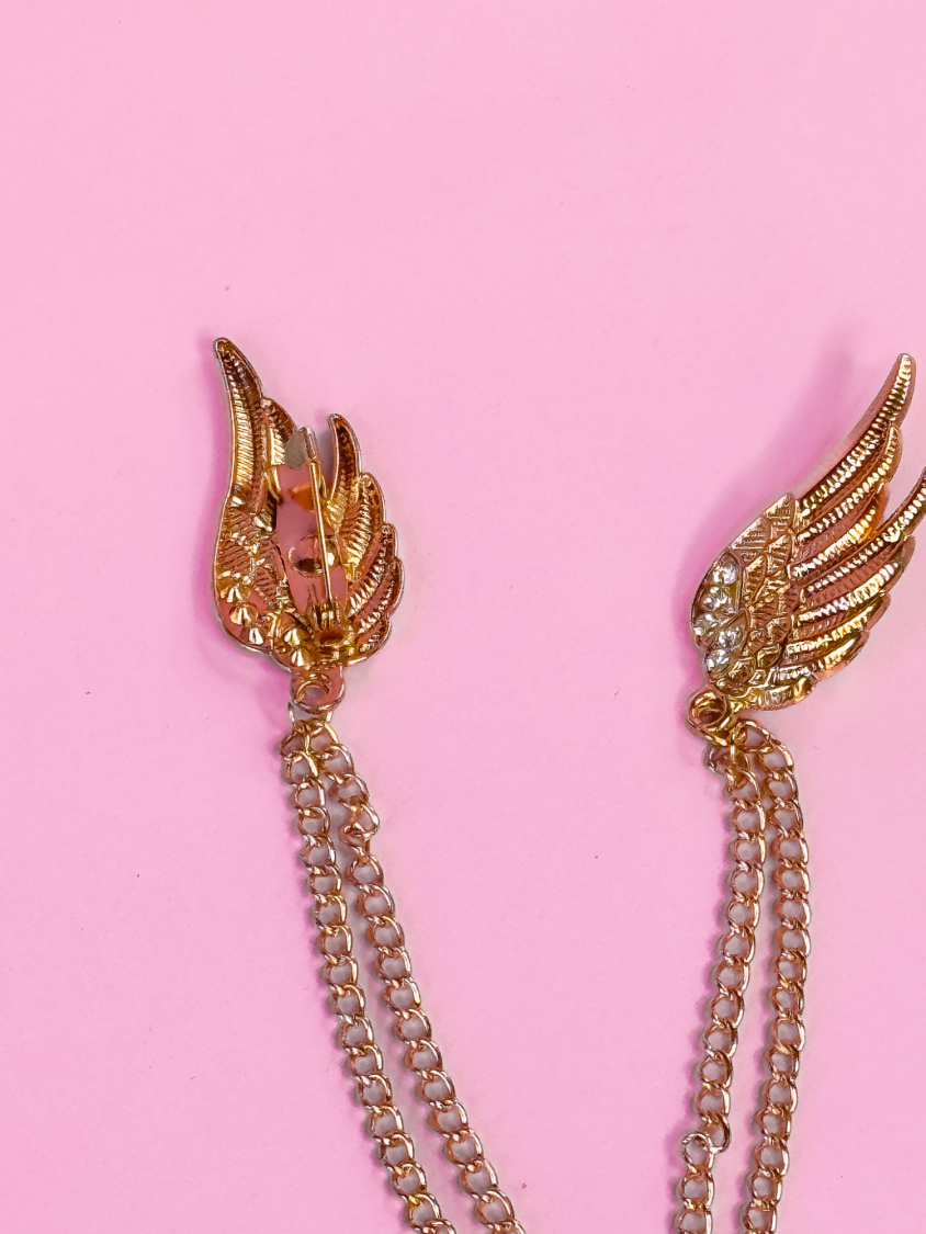 Dobbeltbroche med vinger fra LÉ MOSCH, smuk og fyldig broche med kæder, fin og iøjnefaldende gylden broche med kæder, 