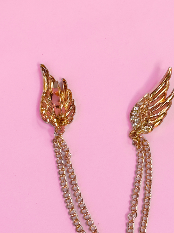 Dobbeltbroche med vinger fra LÉ MOSCH, smuk og fyldig broche med kæder, fin og iøjnefaldende gylden broche med kæder, 