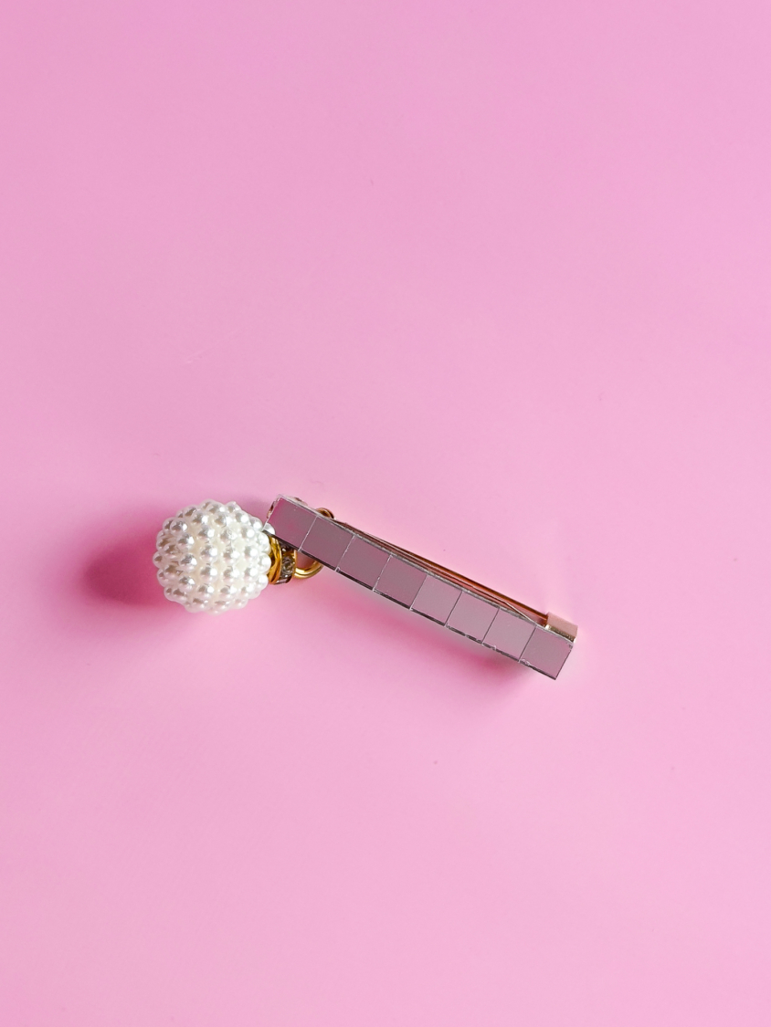 Broche med spejle og perler fra LÉ MOSCH, fin lille og anderledes broche med kugle vedhæng, dekorativ broche med små spejle, 