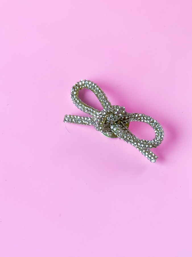 Sløjfe Broche fra LÉ MOSCH, smuk og dekorativ sløjfebroche med similisten, feminin broche der glitrer, 