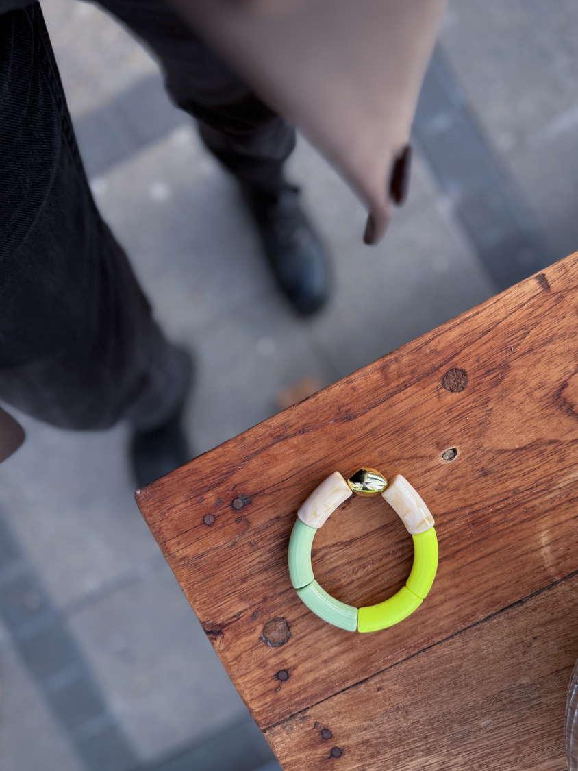 Maggie armbånd no 8 i gule, beige, guld og grønne farver fra le mosch