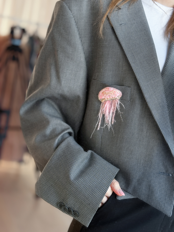 Stor Rosa Gople Broche med perler og fjer fra LÉ MOSCH, smuk og levende vandmand-broche, unik og dekorativ rosa broche, 