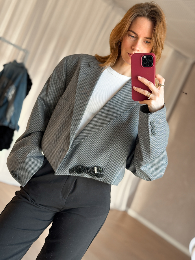 Sort Panter Broche fra LÉ MOSCH, smuk og dekorativ stor broche med sten og perler, feminin broche der forestiller en panter, 