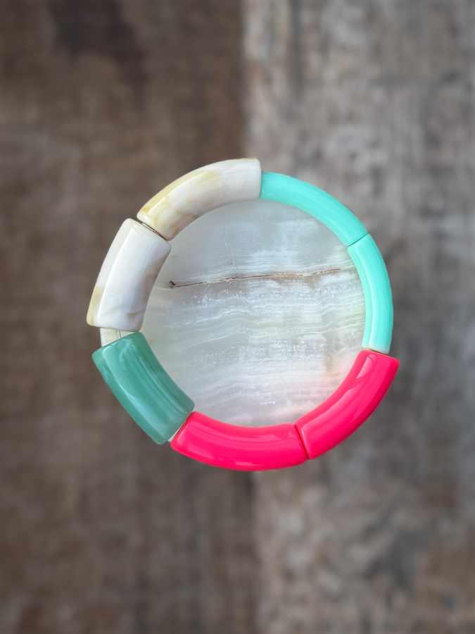 Maggie armbånd no 43 fra LÉ MOSCH, smukt boheme armbånd i dyb koral, mint grøn og beige tube perler