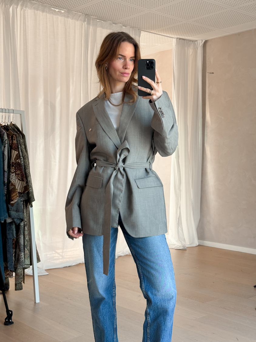 Vintage Vibes grå blazer med matchende bælte! - stilfuld , skøn og anvendelig