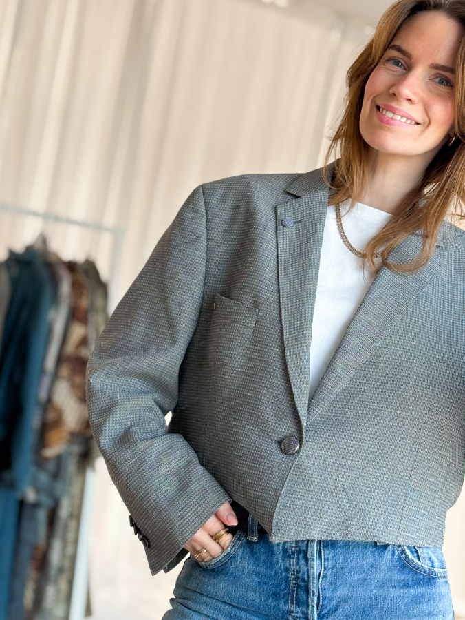 Vintage Vibes kort grå blazer med broche – No 149 fra LÉ MOSCH, smuk skulpturel kort blazer med broche, grå kort blazer til dit personlige look,