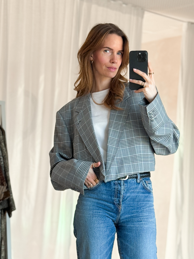 Vintage Vibes Kort Blazer med store tern – No 134 fra LÉ MOSCH, smuk skulpturel kort blazer med flotte tern, grå ternet kort blazer til dit personlige look,