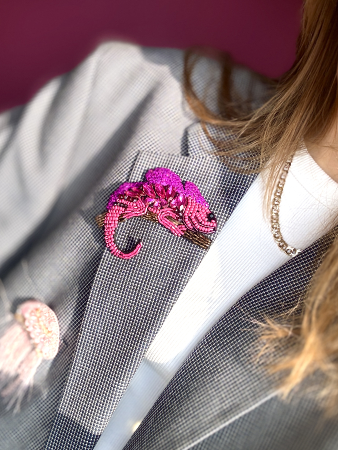 Pink Leguan Broche med sten og perler fra LÉ MOSCH, smuk og dekorativ pink broche med perler og sten, feminin broche der forestiller en leguan, 