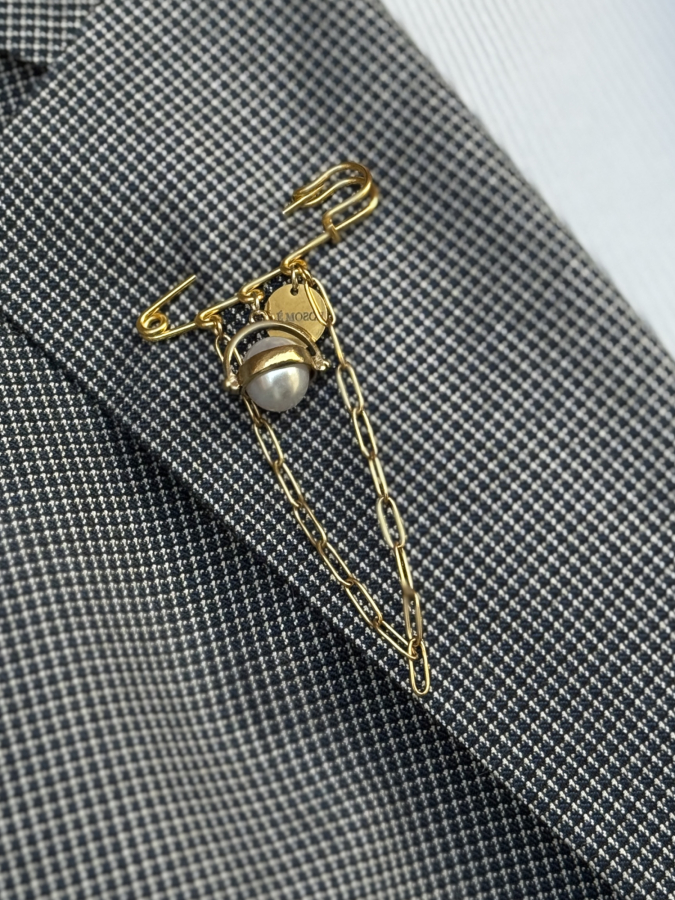 Broche med kæde og perle fra LÉ MOSCH, smuk gylden broche med sikkerhedsnål, fin og fyldig broche med kæde og perle, 