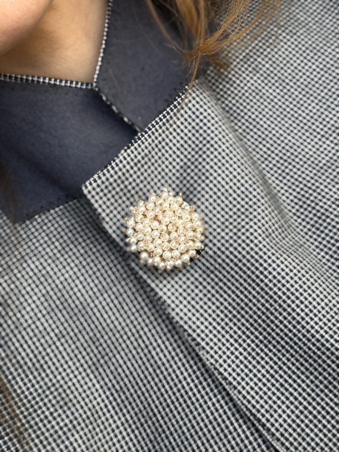 Rund perle broche fra LÉ MOSCH, fin og dekorativ broche, smuk broche med perler til din samling,