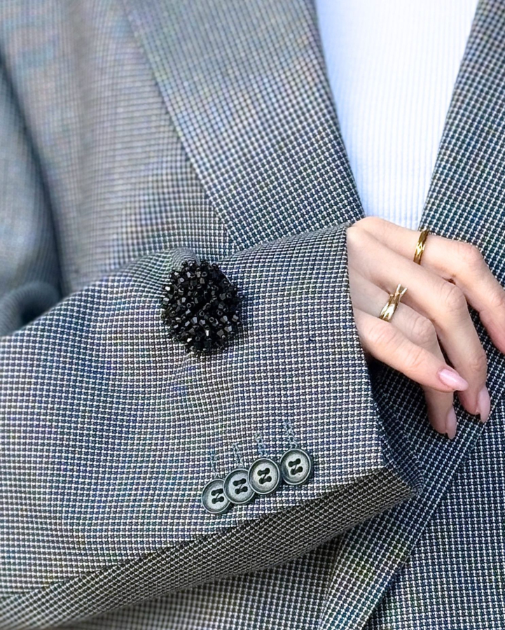 Rund sort glitter broche fra LÉ MOSCH, fin og dekorativ broche, smuk glitrende sort broche til din samling,