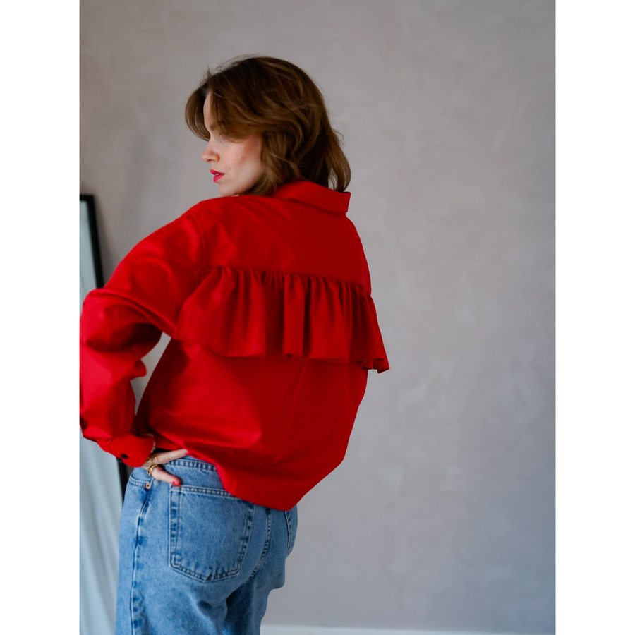 Vintage Vibes Rød Skjorte med Flæse - No 173 fra LÉ MOSCH, Smuk og anderledes skjorte, skjorte med flæse på ryggen,