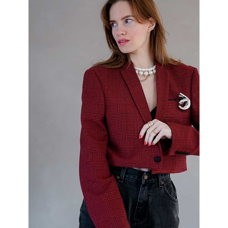Vintage Vibes rød ternet kort blazer – No 175 fra LÉ MOSCH, smuk skulpturel kort blazer med broche, rød og sort kort blazer til dit personlige look,