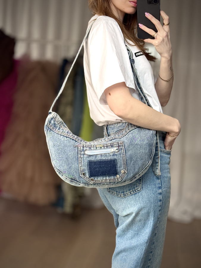 Lillian banana bag i denim look fra LÉ MOSCH, rummelig og anvendelig taske, taske der både er skuldertaske og cross body taske,