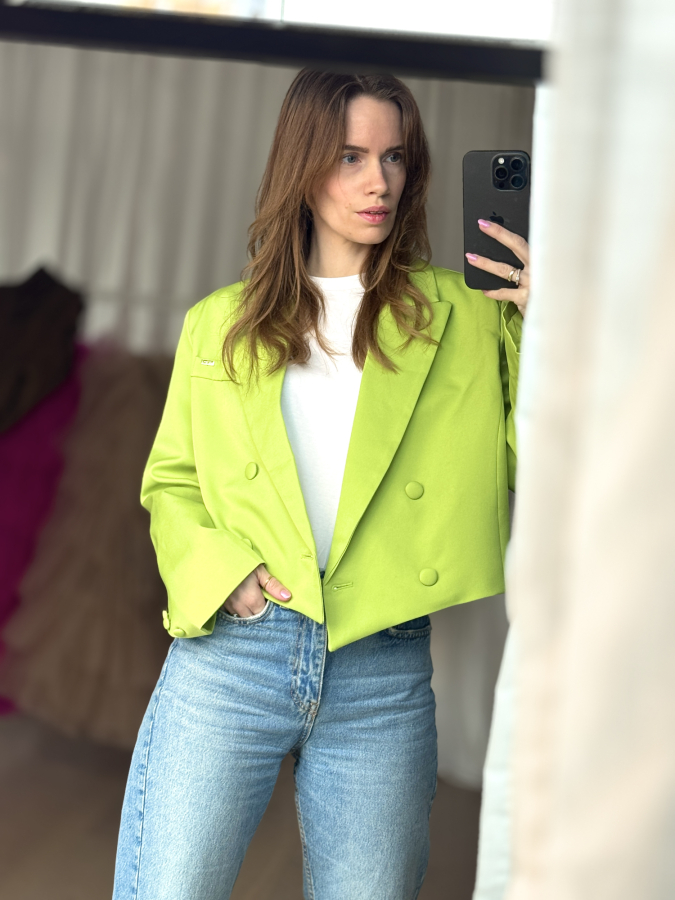 Apoline kort grøn blazer jakke fra LÉ MOSCH, smuk neongrøn skulpturel kort blazer, farverig blazer til dit personlige look,