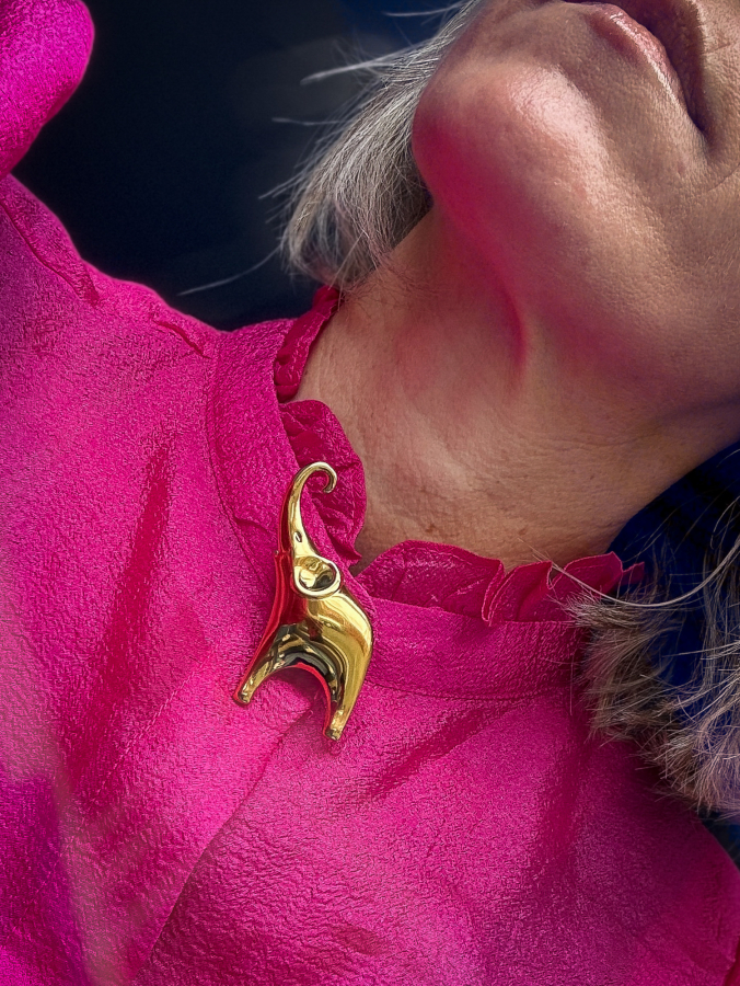 Broche med gylden elefant fra LÉ MOSCH, fin og dekorativ broche med sød elefant, smuk guldfarvet broche, 