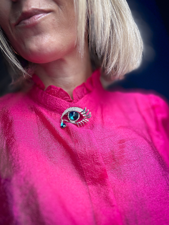 Øje Broche med turkise sten fra LÉ MOSCH, broche formet som et øje med en tåre, sølvfarvet broche med blå sten,