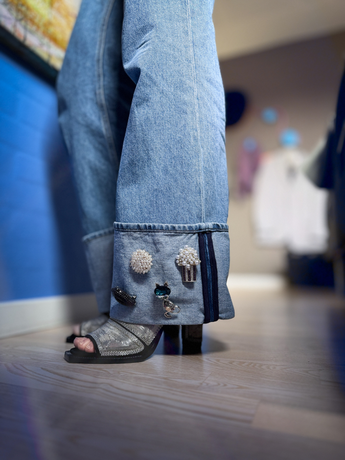 Rund perle broche fra LÉ MOSCH, fin og dekorativ broche, smuk broche med perler til din samling,