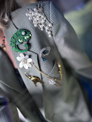 Broche med grøn kamæleon fra LÉ MOSCH, smuk og dekorativ stor broche med pailletter, perler og sten, feminin og sjov broche der forestiller en kamæleon, 