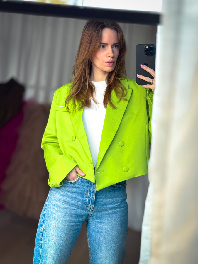 Apoline kort grøn blazer jakke fra LÉ MOSCH, smuk neongrøn skulpturel kort blazer, farverig blazer til dit personlige look,
