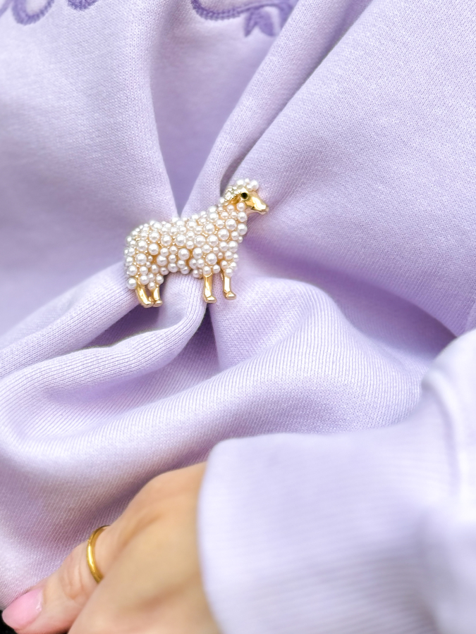 Får Broche med perler fra LÉ MOSCH, broche som forestiller et lille får, gylden broche med hvide perler,