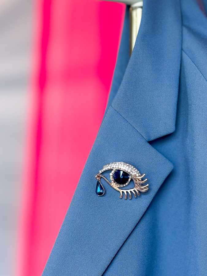 Rosa Gylden Øje Broche med turkise sten fra LÉ MOSCH, broche formet som et øje med en tåre, smuk rosa broche med blå sten,