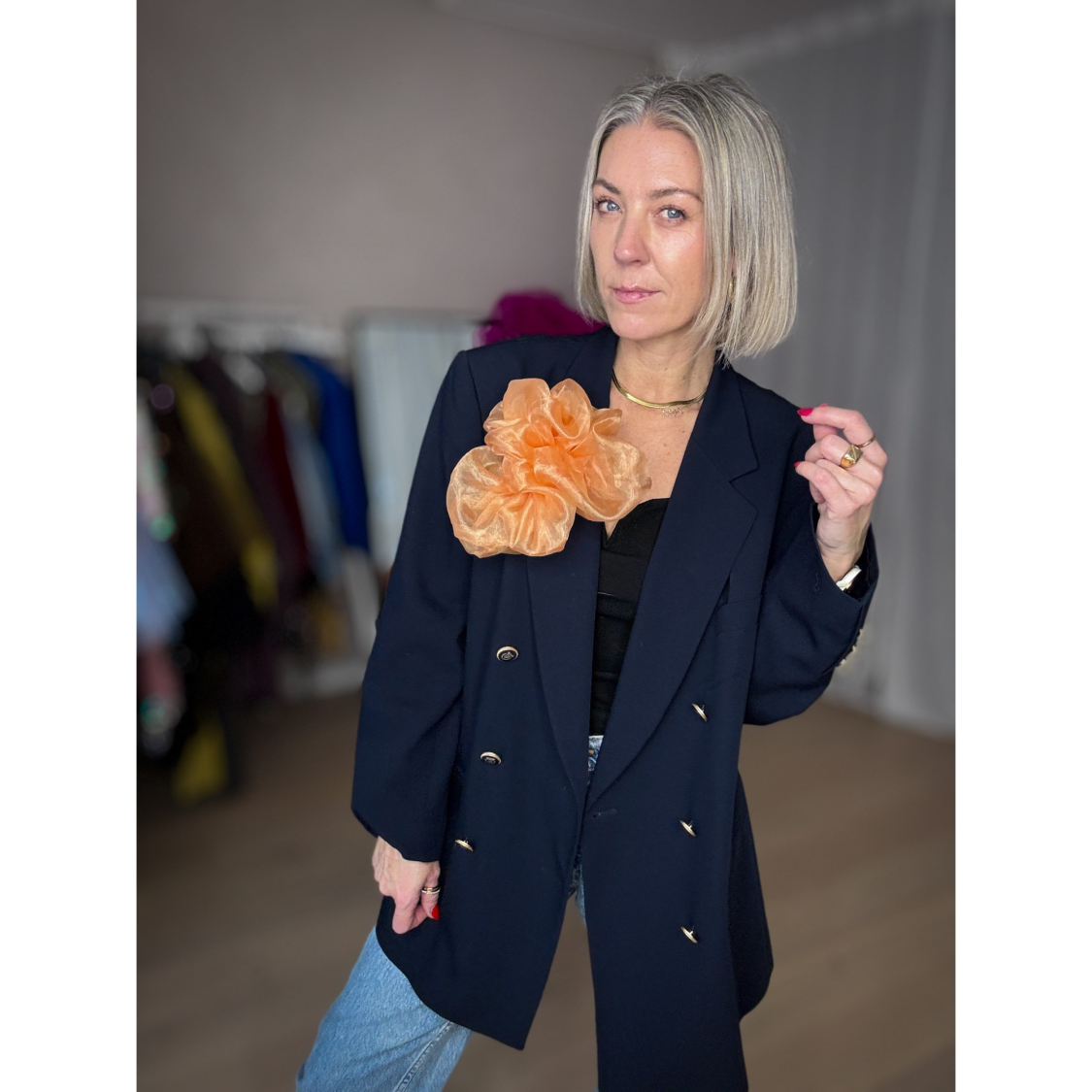 Vintage Vibes dobbeltradet blazer med organza blomst – No 176 fra LÉ MOSCH, navy blå blazer med stor blomst, anderledes og sej dobbeltradet blå blazer, 