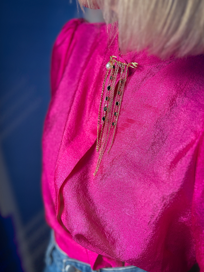 Perry Broche med kæder sten og perle fra LÉ MOSCH, dekorativ gylden broche med sorte sten, levende broche med et flot udtryk, 