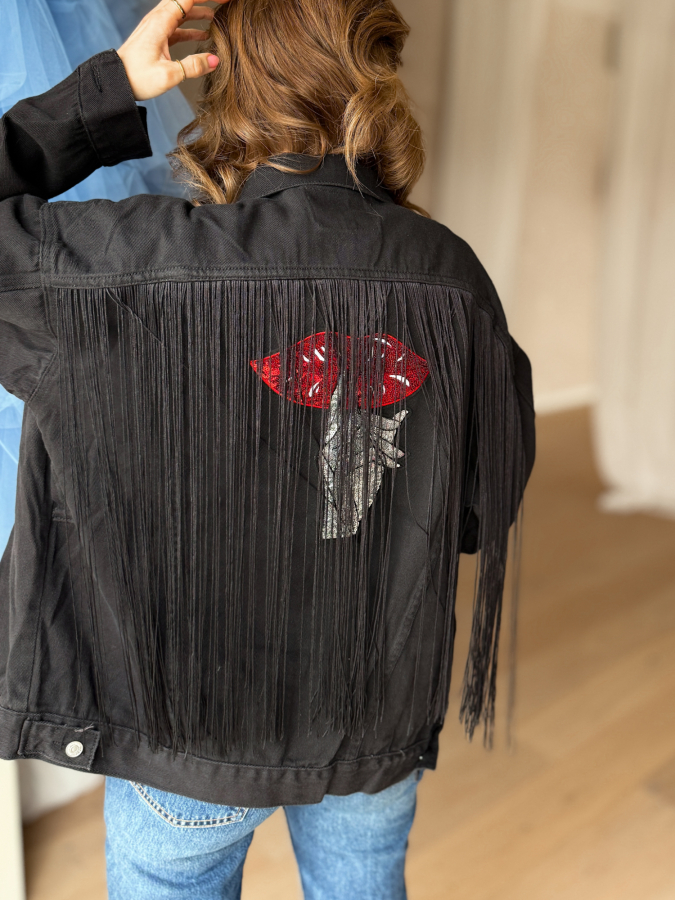Vintage Vibes sort denimjakke med patch og frynser – no 177 fra LÉ MOSCH, boxy sort denim jakke med frynser og patch på ryggen, unikke styles fra LÉ MOSCH,