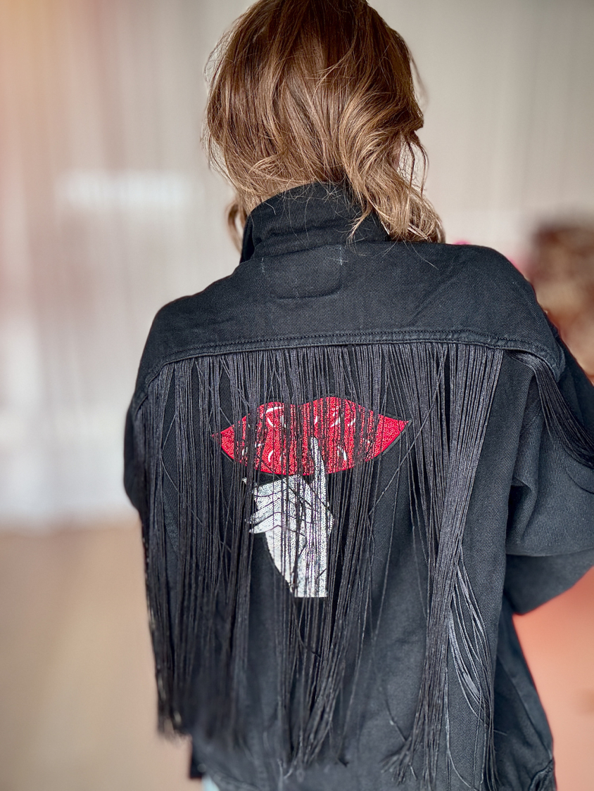 Vintage Vibes sort denimjakke med patch og frynser – no 177 fra LÉ MOSCH, boxy sort denim jakke med frynser og patch på ryggen, unikke styles fra LÉ MOSCH,