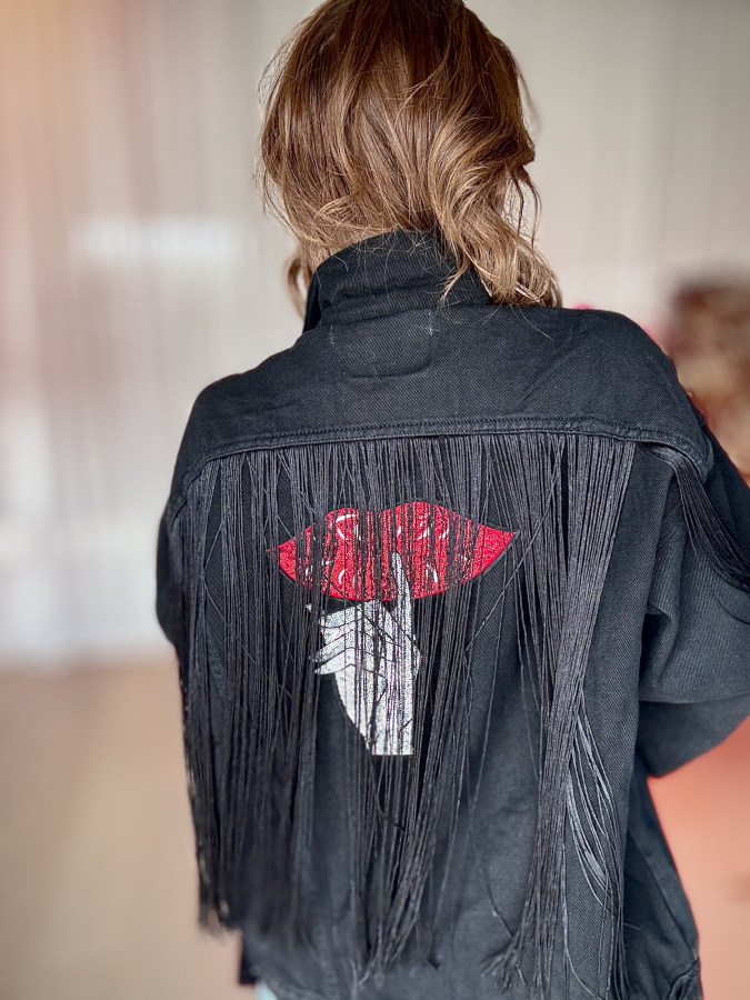 Vintage Vibes sort denimjakke med patch og frynser – no 177 fra LÉ MOSCH, boxy sort denim jakke med frynser og patch på ryggen, unikke styles fra LÉ MOSCH,