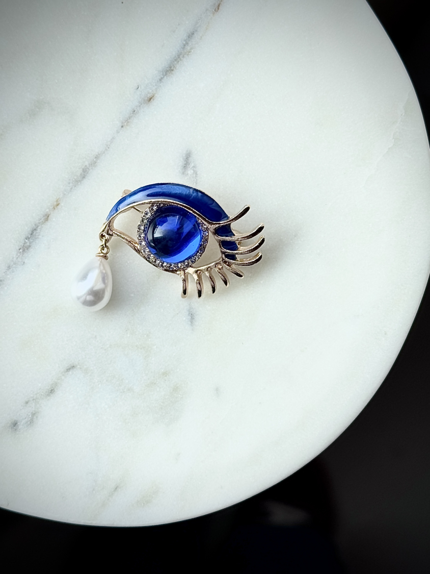 Øje Broche i blå med perle fra LÉ MOSCH, broche formet som et øje med en tåre, broche med hvid perle og blå sten,