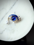 Øje Broche i blå med perle fra LÉ MOSCH, broche formet som et øje med en tåre, broche med hvid perle og blå sten,