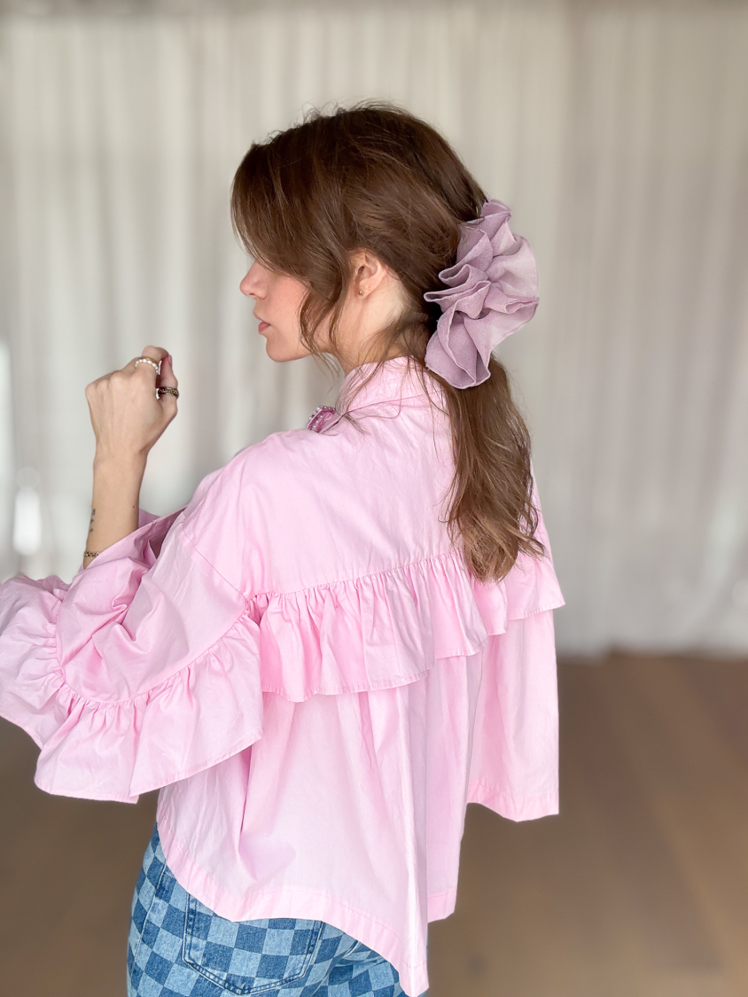 Vintage Vibes rosa skjorte med flæse - No 181 fra LÉ MOSCH, Smuk og feminin kort rosa skjorte, skjorte med flæse og sløjfe,