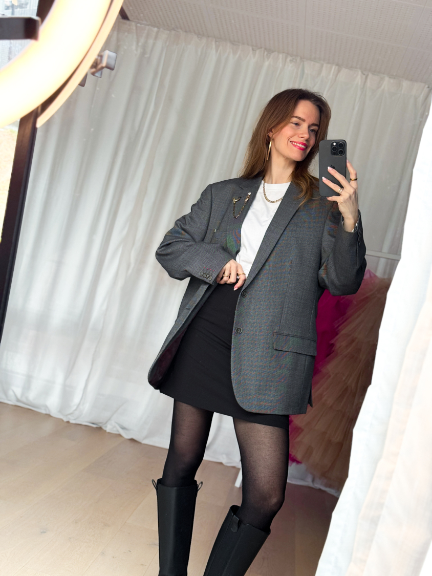 Vintage Vibes grå blazer med broche – No 157 fra LÉ MOSCH, skøn grå blazer med feminin brochekæde, unik og enkel grå oversize blazer, 