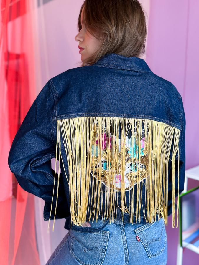 Vintage Vibes blå denim jakke med frynser og kattepatch – no 182 fra LÉ MOSCH, cool og kort jakke med stil og personlighed, anderledes denimjakke, 
