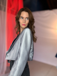 Vintage Vibes kort silver blazer – No 183 fra LÉ MOSCH, smuk skulpturel kort blazer med broche, sej kort sølvblazer til dit personlige look,