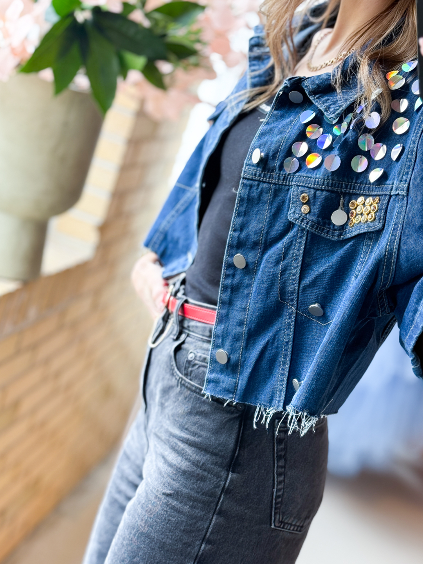 Vintage Vibes blå dekoreret denim jakke – no 184 fra LÉ MOSCH, anderledes jakke eller skjorte i denim, kort jakke med korte ærmer og frynser, 