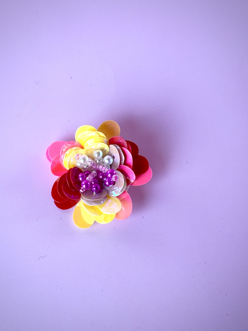 Farverig blomsterbroche fra LÉ MOSCH, fin og dekorativ blomsterbroche, smuk broche i gul og pink til din samling,