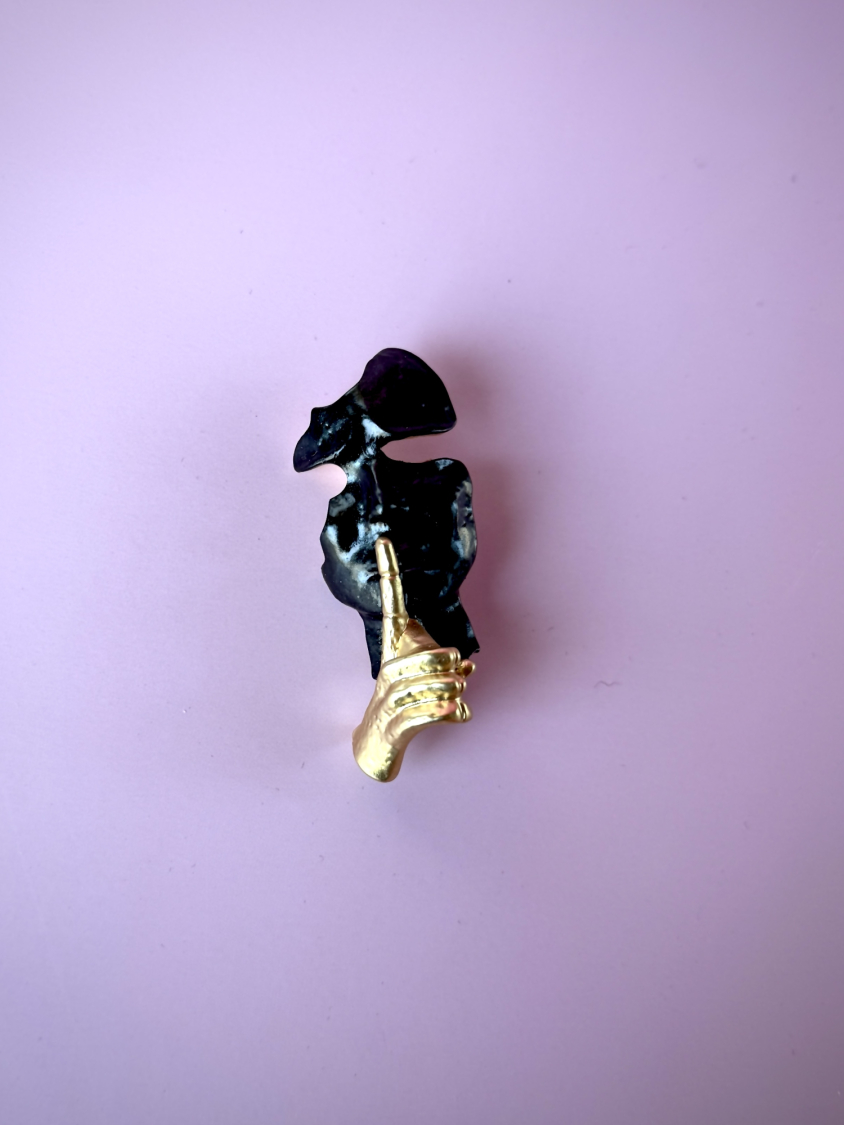 Shyyy Broche i sort fra LÉ MOSCH, anderledes broche med budskab, dekorativ sort gylden broche, 