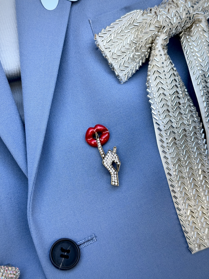 Tys Broche med røde læber fra LÉ MOSCH, anderledes broche med budskab, dekorativ broche med similisten og rød mund, 