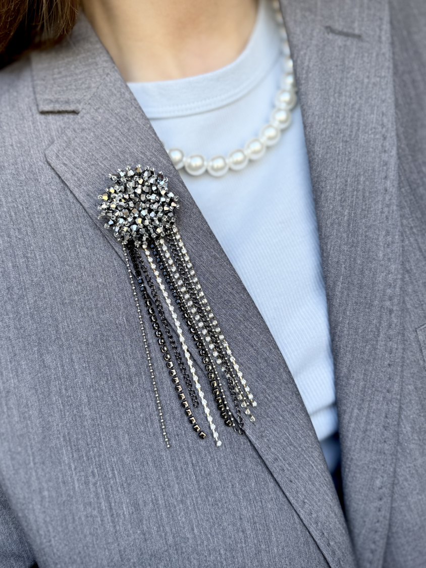 Rund sølvfarvet broche med kæder fra LÉ MOSCH, dekorativ og levende broche, broche med kæder og similisten, 