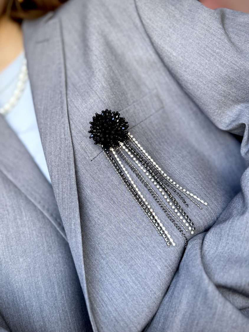 Rund sort broche med kæder fra LÉ MOSCH, dekorativ og levende broche, sort broche med kæder og similisten, 