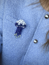 Lille Gople Broche i blå og hvid fra LÉ MOSCH, smuk og levende blå vandmand-broche, unik og dekorativ broche, 