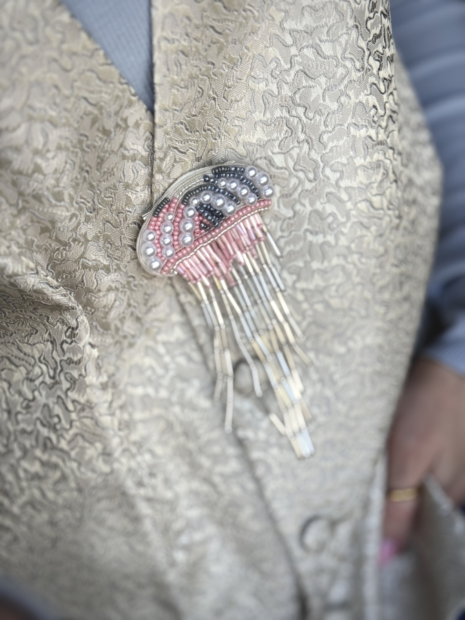 Stor Gople Broche med hvide, rosa og grålige perler fra LÉ MOSCH, smuk og levende vandmand-broche, unik og dekorativ pastelfarvet broche, 