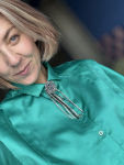 Rund sølvfarvet broche med kæder fra LÉ MOSCH, dekorativ og levende broche, broche med kæder og similisten, 