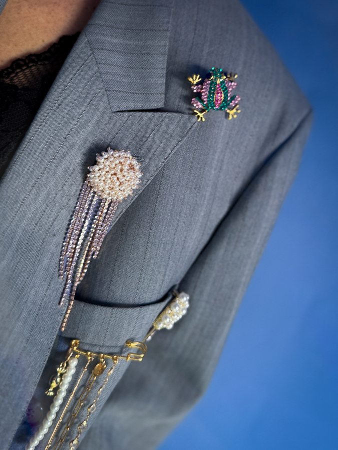 Rund broche med hvide perler og similisten i kæder fra LÉ MOSCH, dekorativ og levende broche, fyldig broche med perler og similisten, 